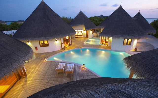 Resort pool thatched roof huts free wallpaper for desktop - medium preview image