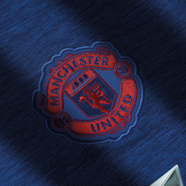 Manchester united crest blue shirt free wallpaper for tablet - medium preview image