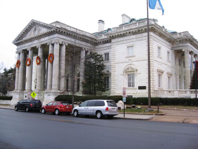 Large white building columns flagpole free wallpaper for desktop - medium preview image