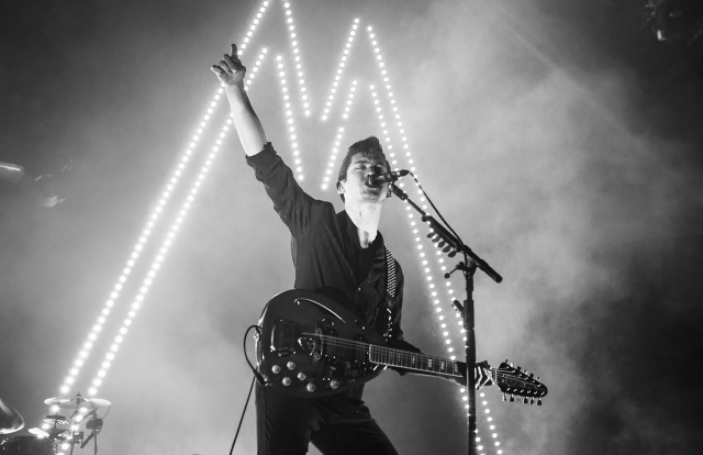 Man guitar stage microphone stand free wallpaper for desktop - medium preview image