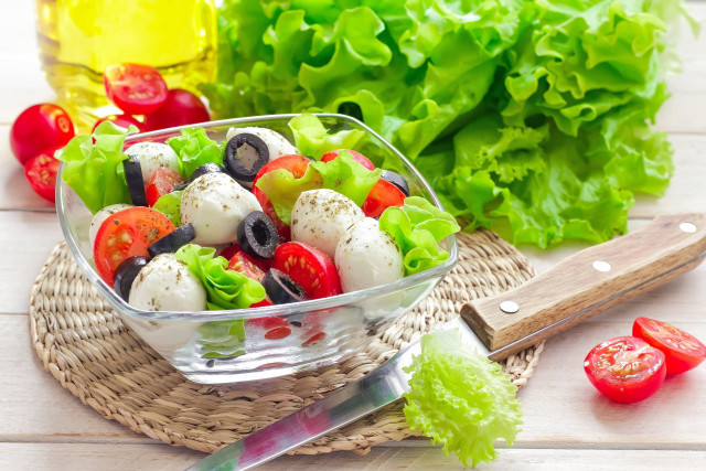 Salad bowl knife tomatoes lettuce free wallpaper for desktop - medium preview image