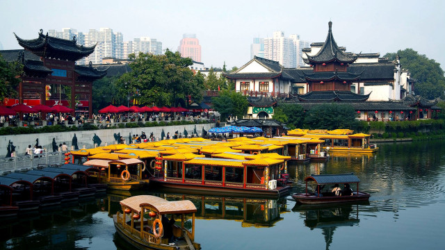 Yellow boats lake city skyline free wallpaper for desktop - medium preview image