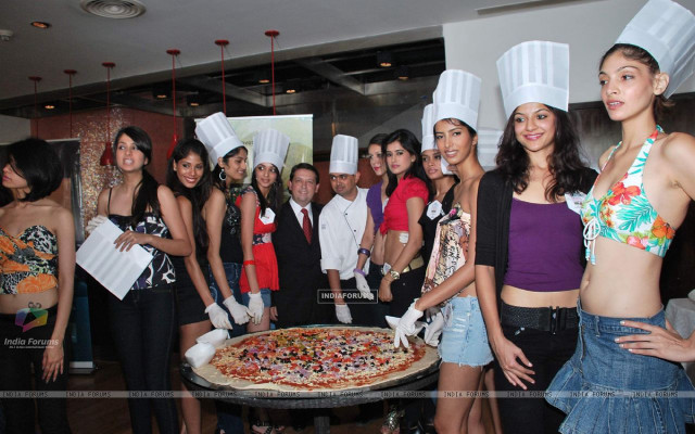 Women pizza table group friends free wallpaper for desktop - medium preview image