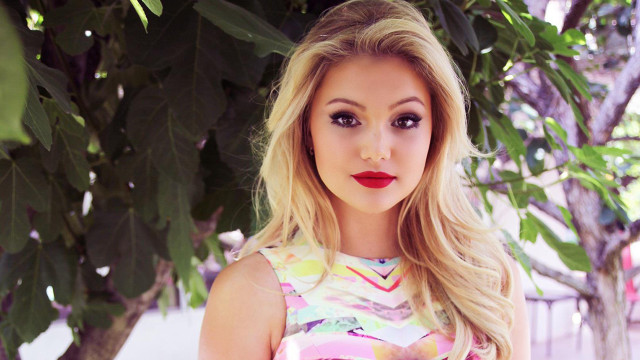 Woman blonde hair red lipstick #4 free wallpaper for desktop - medium preview image