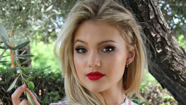 Woman red lipstick olive tree free wallpaper for desktop - medium preview image