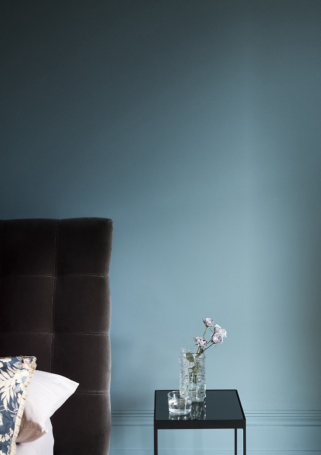 Small table vase flowers bed free wallpaper for mobile - medium preview image