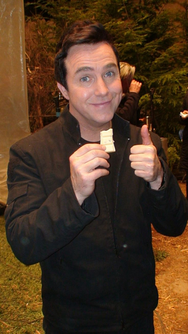 Man holding paper thumbs up free wallpaper for mobile - medium preview image