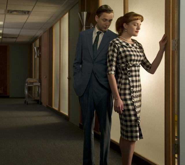 Man woman hallway standing next free wallpaper for tablet - medium preview image