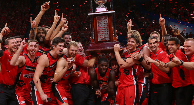 Men trophy crowd red shirts free wallpaper for desktop - medium preview image