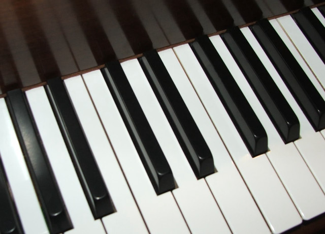 Piano keyboard closeup black white #4 free wallpaper for desktop - medium preview image