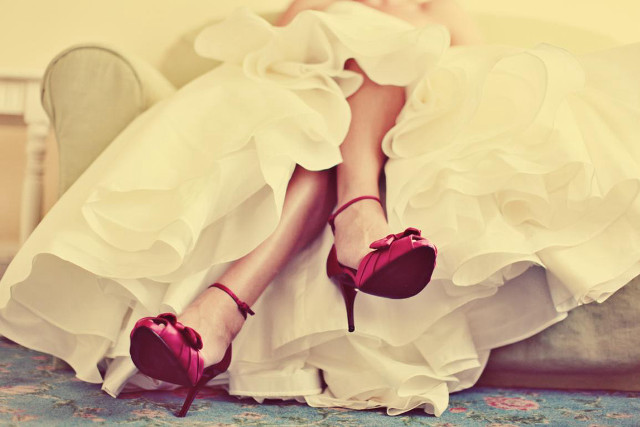 Woman white dress red shoes free wallpaper for desktop - medium preview image