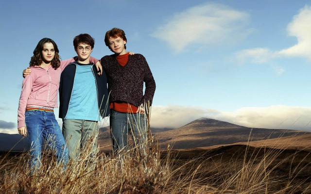 Three people field mountain clouds free wallpaper for desktop - medium preview image