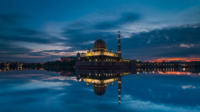 Large building lake cloudy sky #4 free wallpaper for desktop - medium preview image