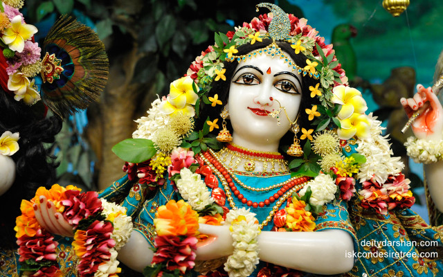 Woman statue flowers hair garland free wallpaper for desktop - medium preview image