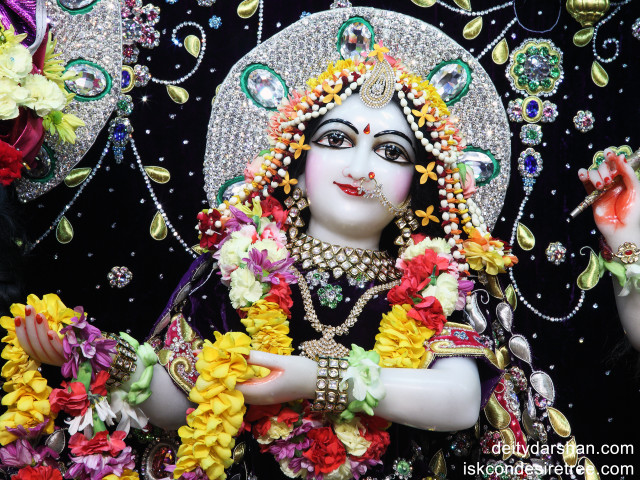 Statue woman flowered headdress necklace free wallpaper for desktop - medium preview image