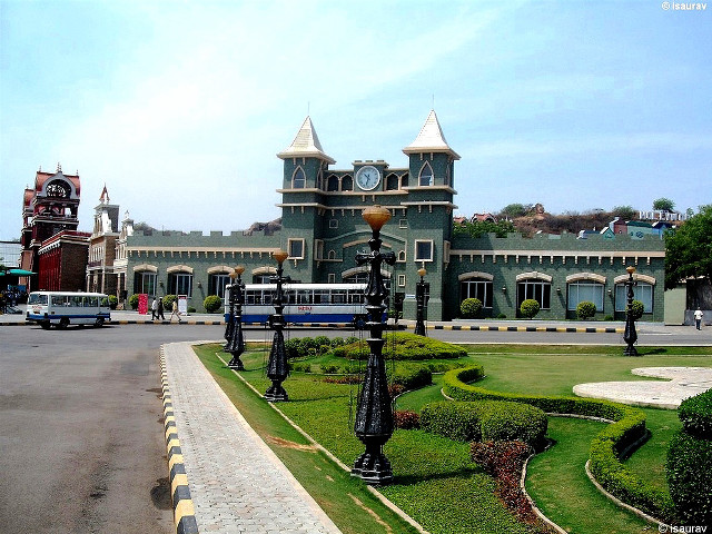 Large building clock tower bus free wallpaper for desktop - medium preview image