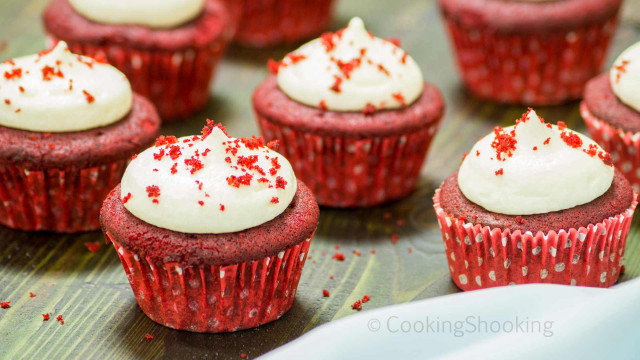 Red velvet cupcakes white frosting free wallpaper for desktop - medium preview image
