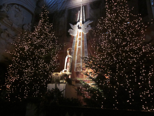 Lighted christmas tree statue person free wallpaper for desktop - medium preview image