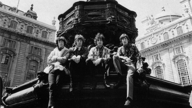 Group sitting large statue clock free wallpaper for desktop - medium preview image