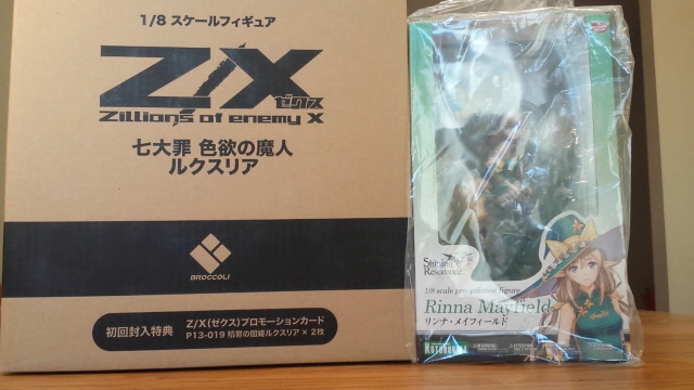 Woman sword box image holding free wallpaper for desktop - medium preview image