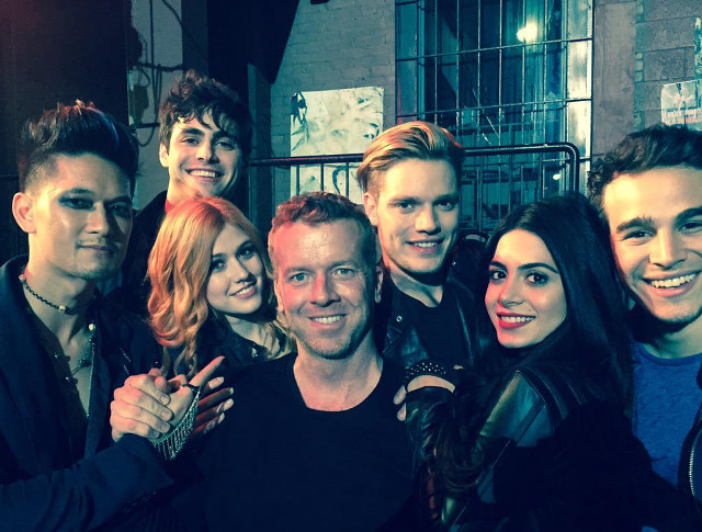 Group photo bar people man free wallpaper for desktop - medium preview image