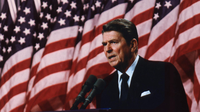 Man suit tie podium american free wallpaper for desktop - medium preview image