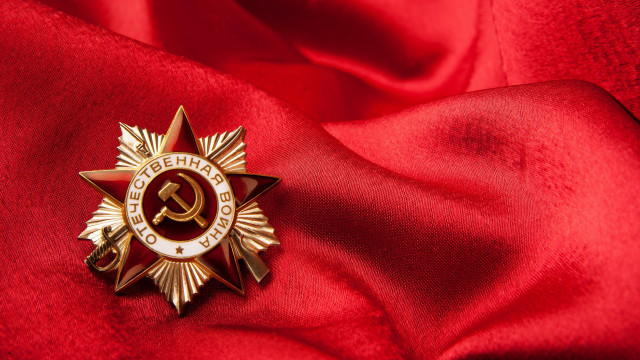 Red star ribbon hammer sickle free wallpaper for desktop - medium preview image