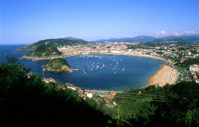 Bay boats city mountains background free wallpaper for desktop - medium preview image