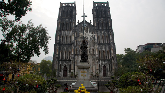 Cathedral statue fire hydrant yellow free wallpaper for desktop - medium preview image