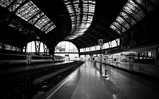Train station people waiting platform free wallpaper for desktop - medium preview image