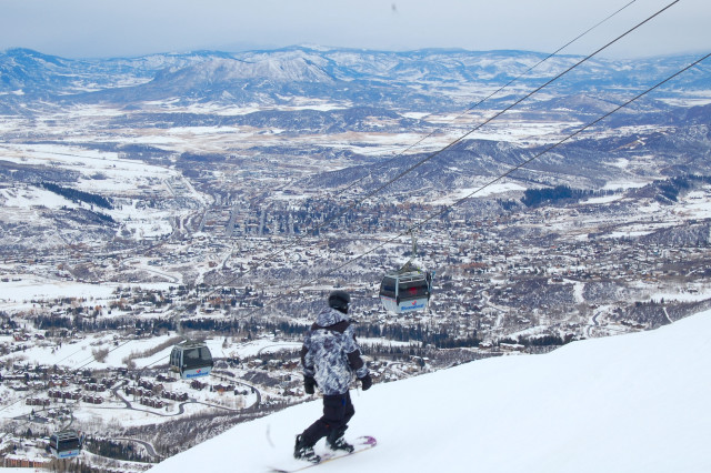 Snowboarder snowy mountain ski lift free wallpaper for desktop - medium preview image