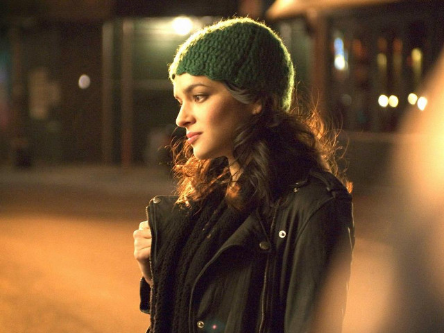 Woman green hat street night free wallpaper for desktop - medium preview image