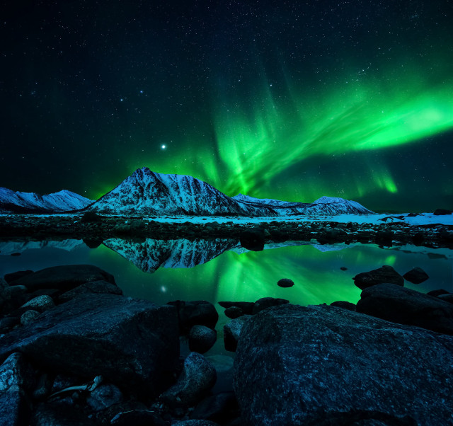 Aurora borealis mountain lake reflection free wallpaper for tablet - medium preview image