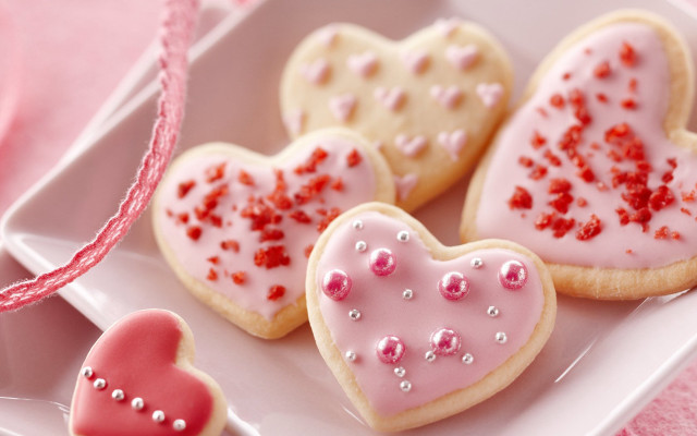 Heart shaped cookies pink icing free wallpaper for desktop - medium preview image