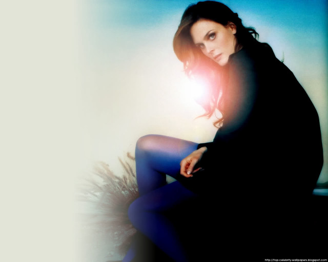 Woman sitting ledged crossed legs free wallpaper for desktop - medium preview image