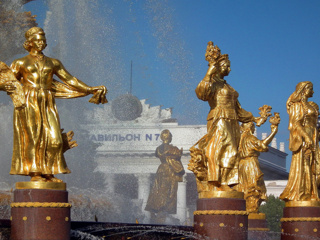 Fountain gold statues women men free wallpaper for desktop - medium preview image