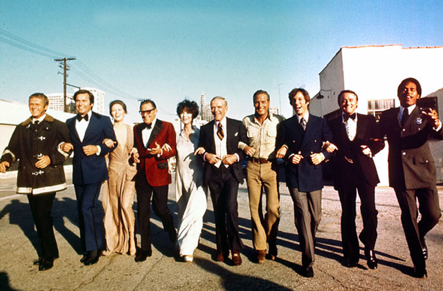 People group street corner building free wallpaper for desktop - medium preview image