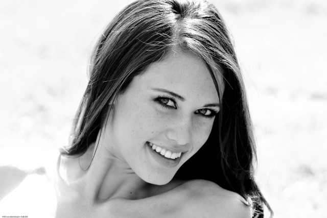 Aramenta dianthe vail blackwhite portrait #2 free wallpaper for desktop - medium preview image