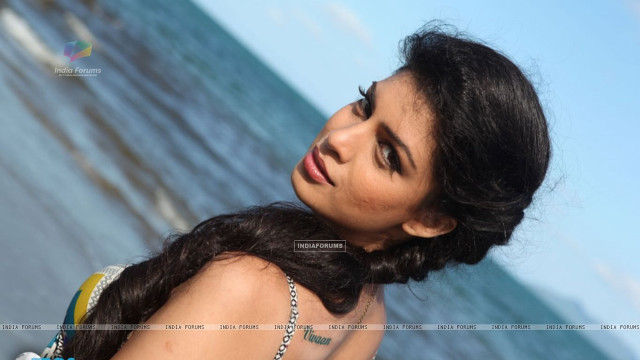 Woman necklace ocean distance blue free wallpaper for desktop - medium preview image