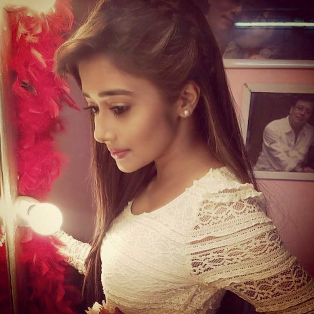 Woman white top mirror red free wallpaper for tablet - medium preview image