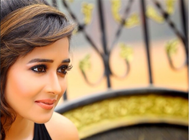 Woman black dress gold gate free wallpaper for desktop - medium preview image