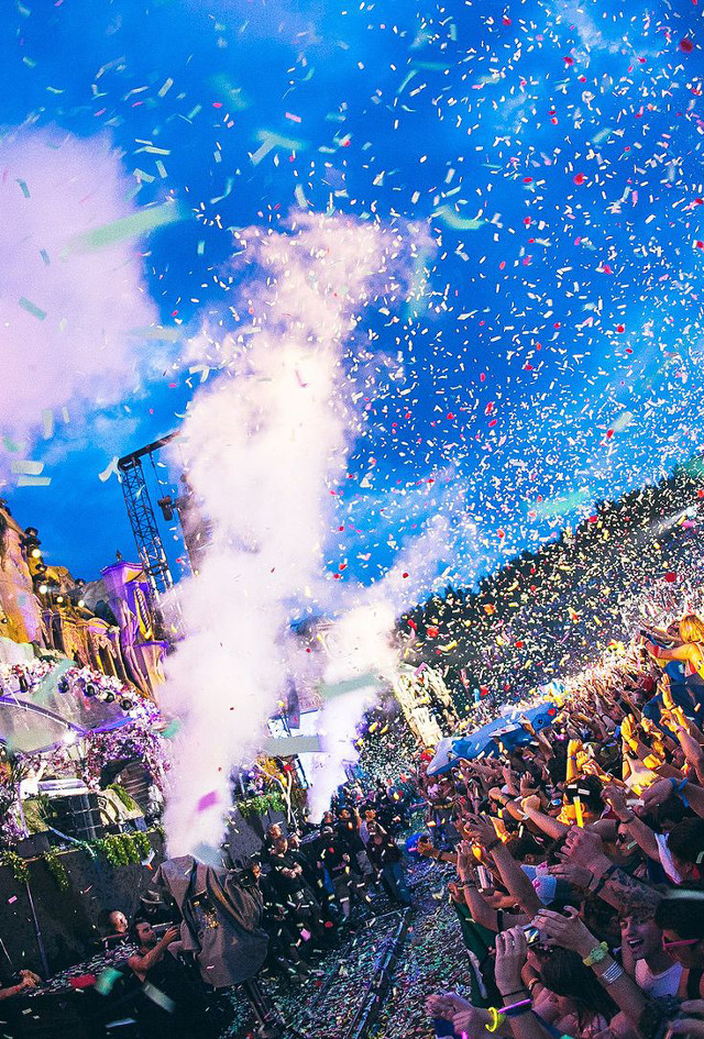 Crowd concert confetti falling sky free wallpaper for mobile - medium preview image