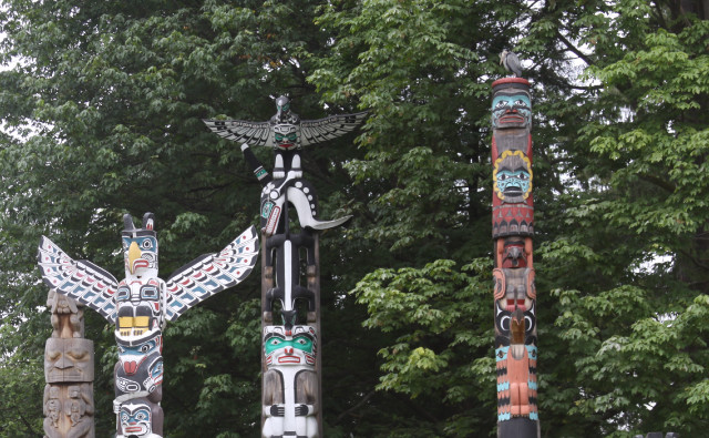 Totem poles bird forest trees free wallpaper for desktop - medium preview image