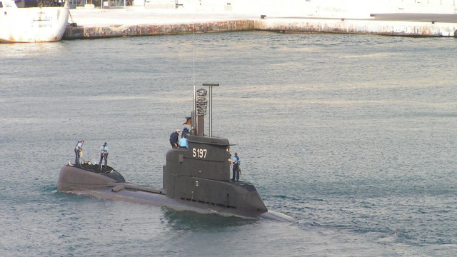 Submarine men boat water side free wallpaper for desktop - medium preview image