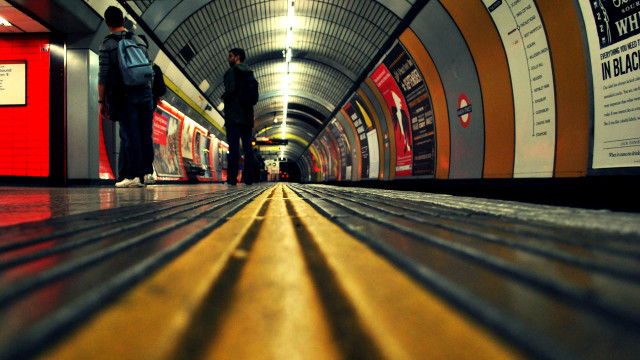 Couple people train platform yellow free wallpaper for desktop - medium preview image