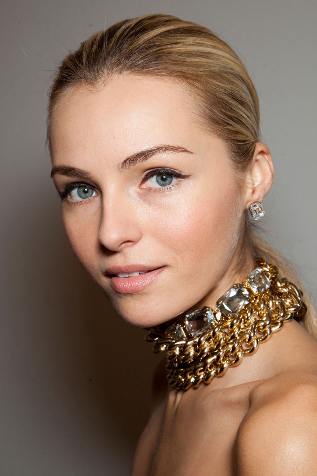 Woman large necklace big necklace free wallpaper for mobile - medium preview image