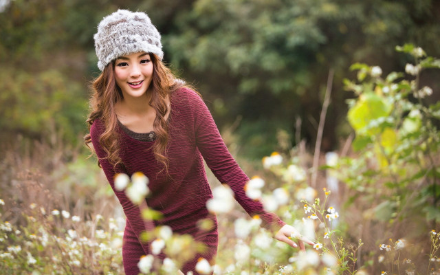 Woman field flowers hat smiling #2 free wallpaper for desktop - medium preview image