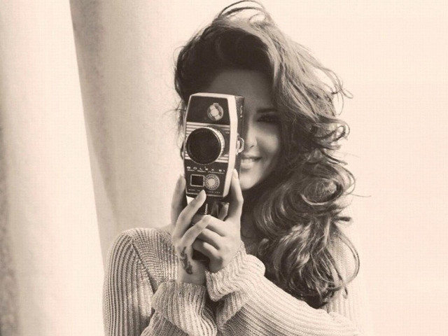 Woman camera mirror selfie photography free wallpaper for desktop - medium preview image