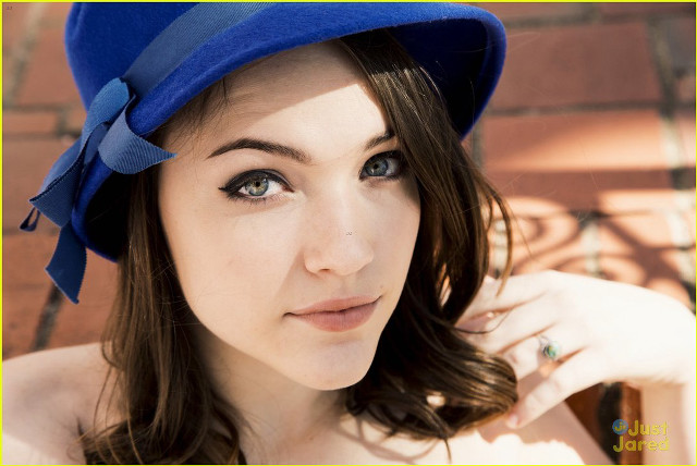 Woman blue hat blue dress #2 free wallpaper for desktop - medium preview image