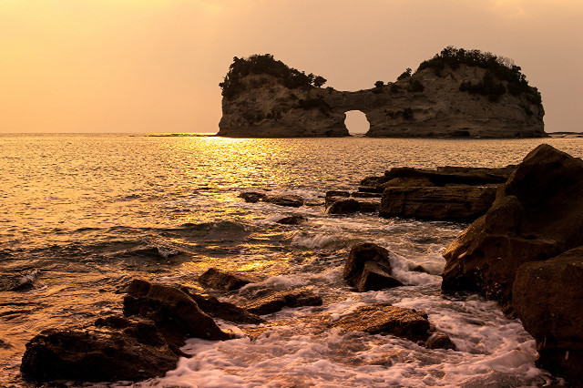 Ocean rock formation sunset clouds free wallpaper for desktop - medium preview image